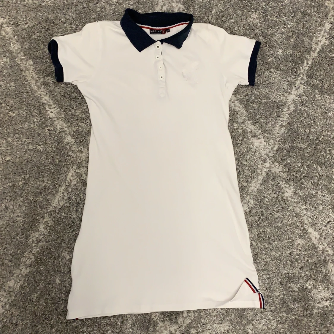 klänning med knappar och nervikt krage