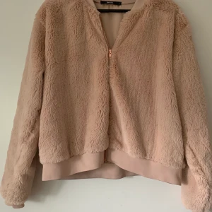 ”Lurvjacka” från BikBok - Använt fåtal gånger, fint skick! 