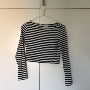 Tröja kortare i modellen storlek S - Fin och bekväm kortare randig tröja i bra skick och knappt använd. Lite kortare i modellen och sitter fint på. Säljes billigt. Frakt ingår i priset. Tar inga fler bilder än dom som finns. 