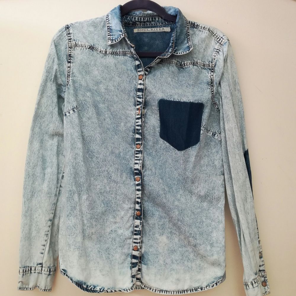 Jeans skjorta från soul river. Säljer pga att det inte är min stil längre. Sparsamt använd! köparen står för frakt och tar endast swish :) . Skjortor.