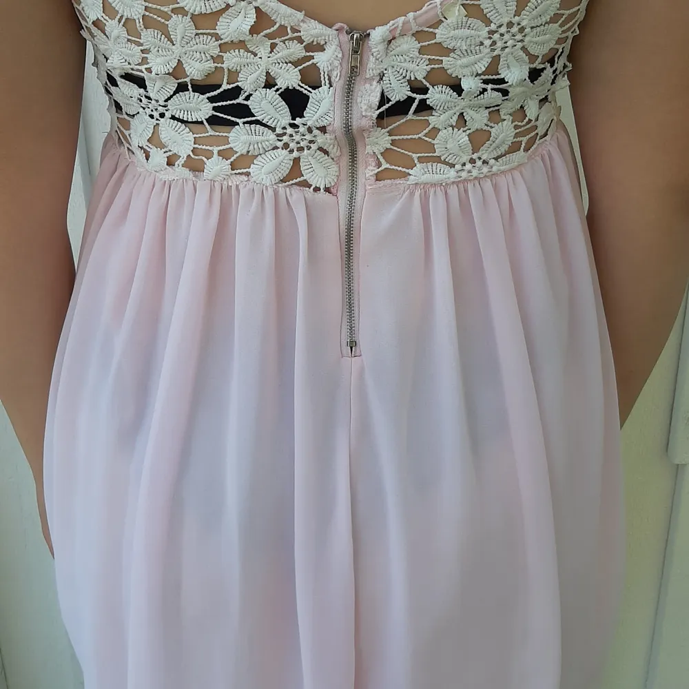 Säljer denna fina rosa och vita spets klänning. Vet inte vart den kommer ifrån. Frakt tillkommer 🥰❤. Klänningar.
