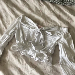 Jättesöt topp från nicha! - Just nu väldigt skrynklig men jättesöt topp! (Liten fläck på snöret men går säkert att tvätta bort)