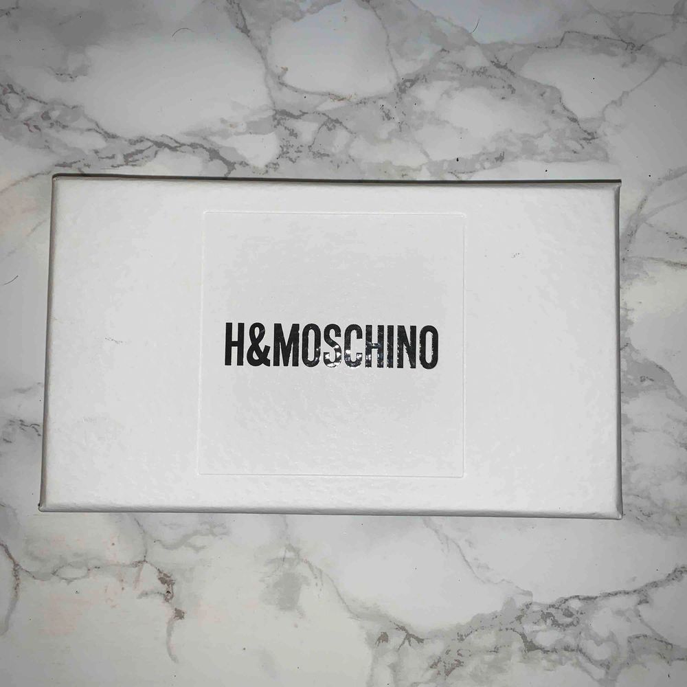 Helt oanvända, slutsålda H&Moschino | Plick Second Hand