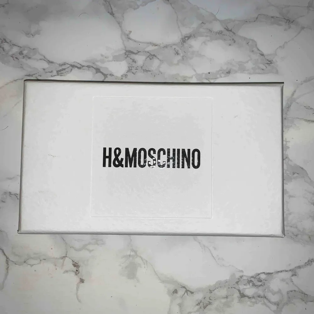 Helt oanvända, slutsålda H&Moschino örhängen från H&M’s senaste kollektion med Moschino! Nyskick, säljer pga får ej användning av dem så hoppas någon annan kan få det istället💕 Nypris är 399kr. Accessoarer.