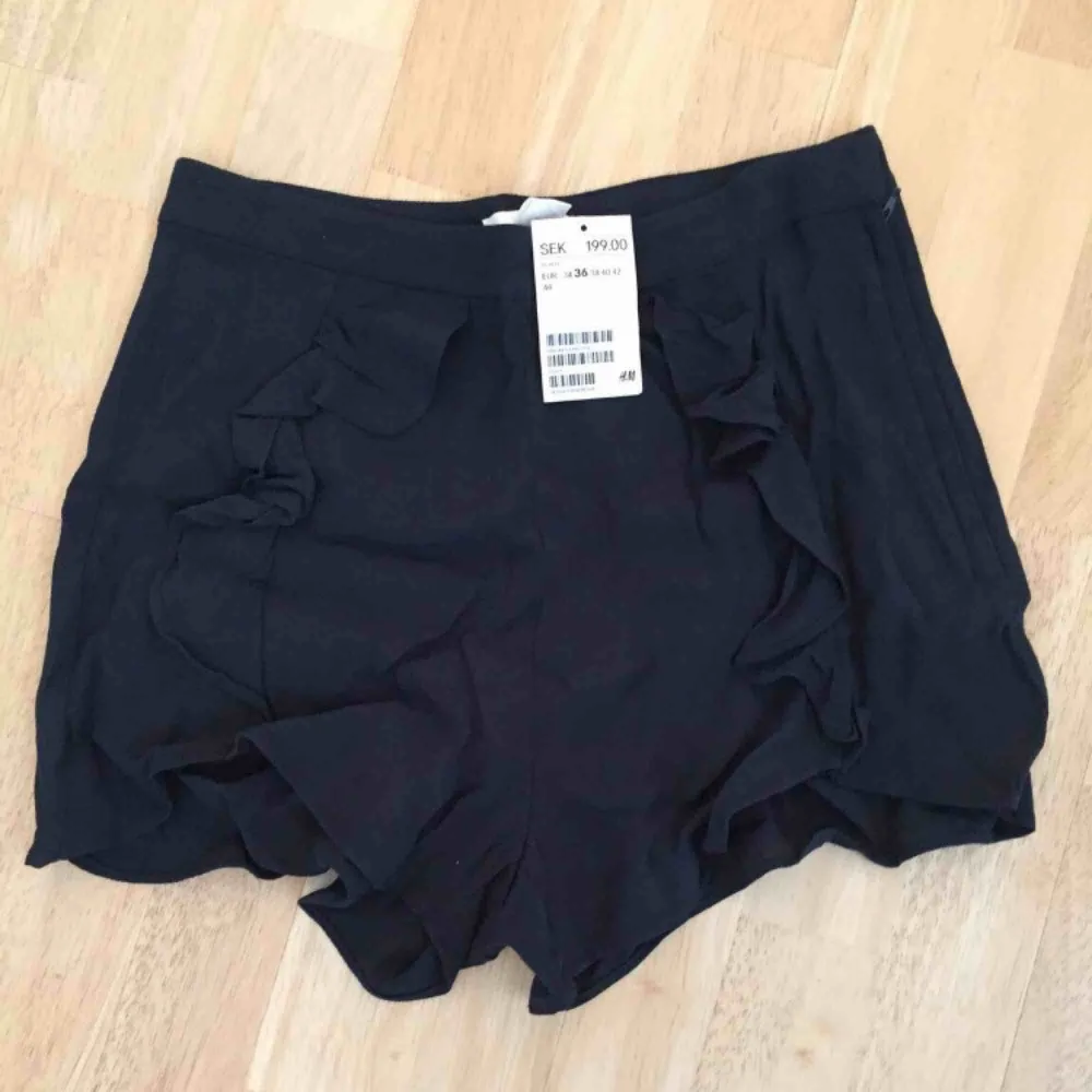 Marinblå shorts med lappen kvar från H&M. . Shorts.