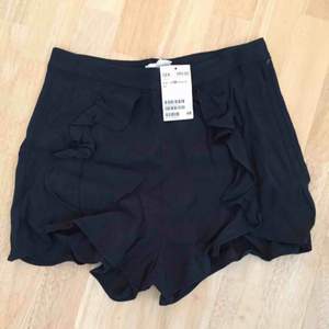 Marinblå shorts med lappen kvar från H&M. 