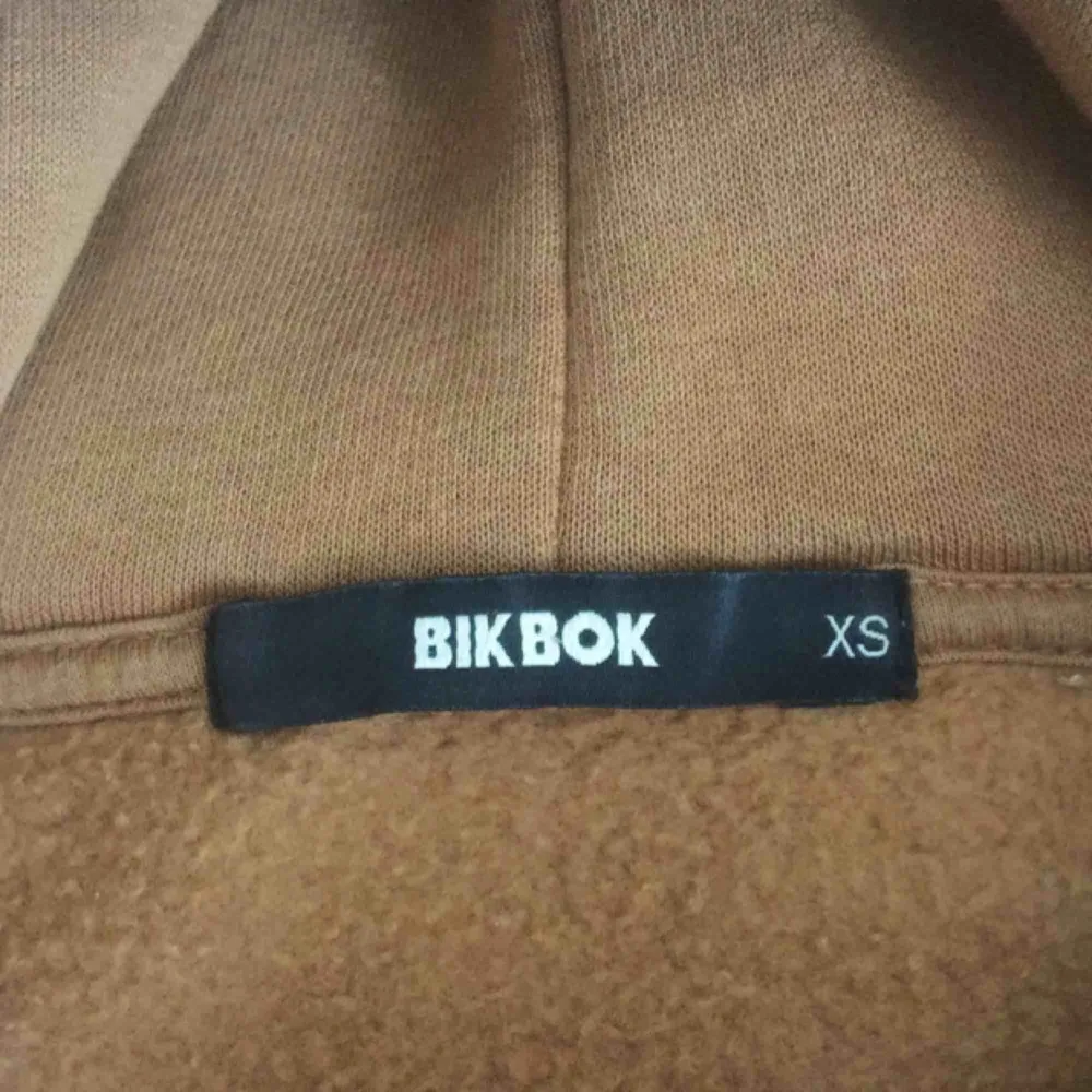 Sällan använd brun hoodie från bikbok, XS men sitter lite som en oversized hoodie, frakt 50kr. Hoodies.