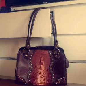  - Ny hundväska. Aldrig använd. Jätte fin men kommer inte till användning. Passar mindre hund. Nypris 995kr  Möts upp eller fraktar! 