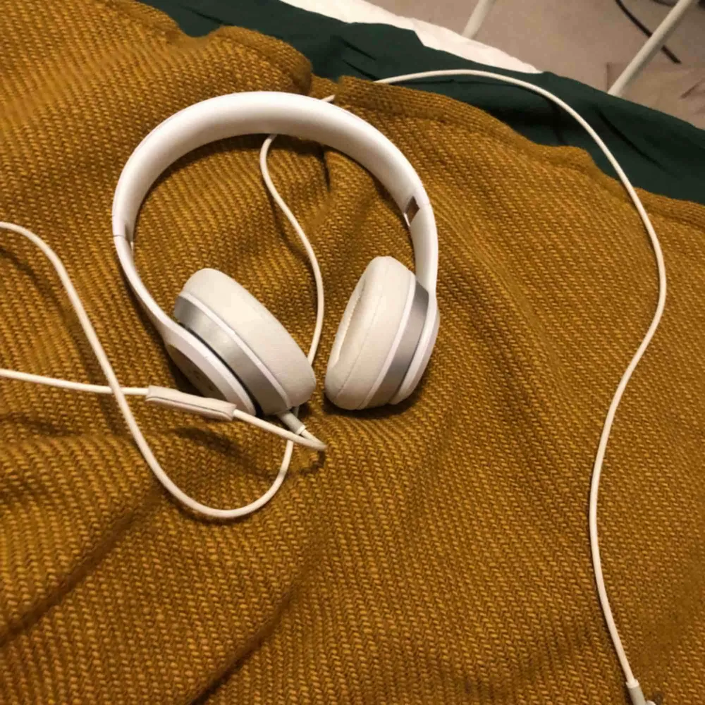 Säljer mina äkta beats by dr dre för att jag inte använder det. Super bra skick och ljudet funkar bra, är i toppen skick. Frakt tillkommer. Det är ej wireless. Övrigt.