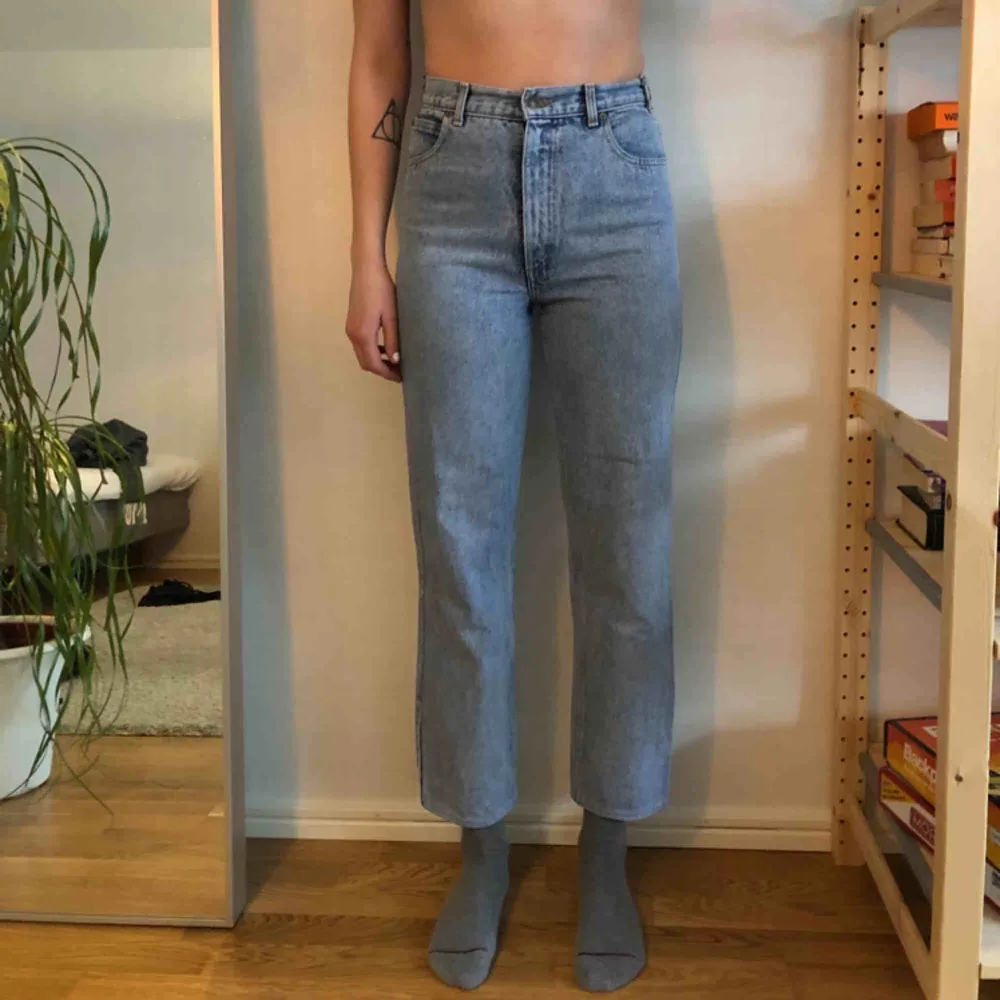Perfekta jeans med orange Levis-tag 😍 modell på bilden är 178 cm. Möts upp i Stockholm eller fraktas 🌹. Jeans & Byxor.