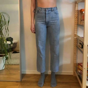  - Perfekta jeans med orange Levis-tag 😍 modell på bilden är 178 cm. Möts upp i Stockholm eller fraktas 🌹