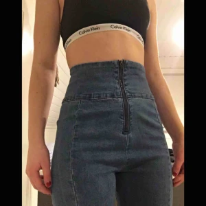  - jättecoola jeans från forever 21, köpta i USA!! Aldrig använda. Det står storlek 36 men passar även 38 och 40 (:  Frakt tillkommer. 