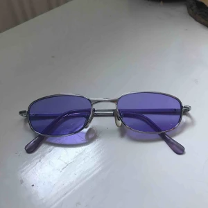  - 💜Lila solglasögon💜 använda, men bra skick! Kan frakta eller mötas upp i Gävle!