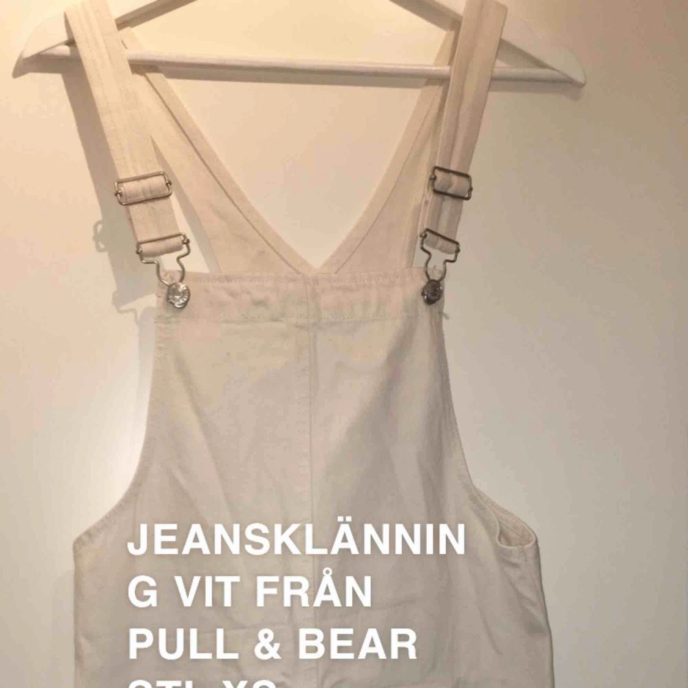 Oanvänd jeansklänning från pull & bear stl 34.. Klänningar.