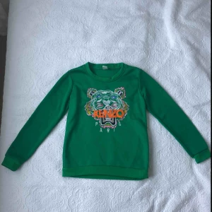  - Trendig Kenzo tröja, ej äkta! Frakt tillkommer! Hör av er vid fler frågor😊