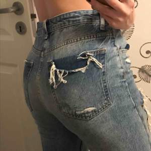 Jeans med slitningar i storlek M