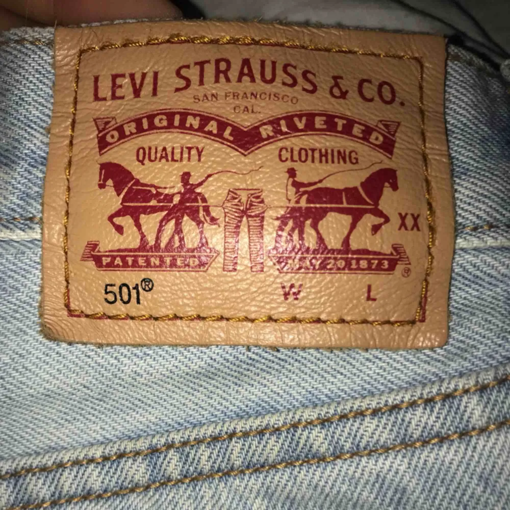 Snygga Levi’s jeans med slitningar vid knäna. Storlek står inte men passar mig som oftast har S/36.. Jeans & Byxor.