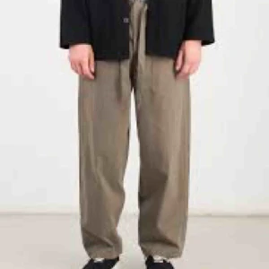  - Fynda! Fina utsålda olivgröna byxor från Olive, helt oanvända med lappen kvar, fel storlek, för stora för mig med  26 i midja. Fri frakt! Midjan mäter 39cm tvärs över, är även stretch i midjan så de är lite onesize.