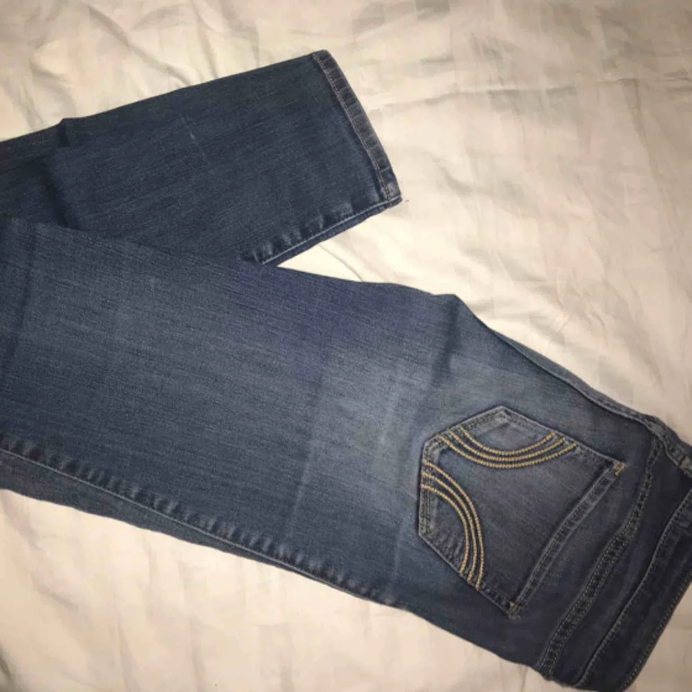 jeans ifrån hollister i bra skick, framhäver ens former fint o sitter bra, passar mig som oftast har xs/s i jeans! . Jeans & Byxor.