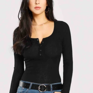  - Svart tröja i storlek S . Aldrig använd . Köparen står för frakten - 50kr