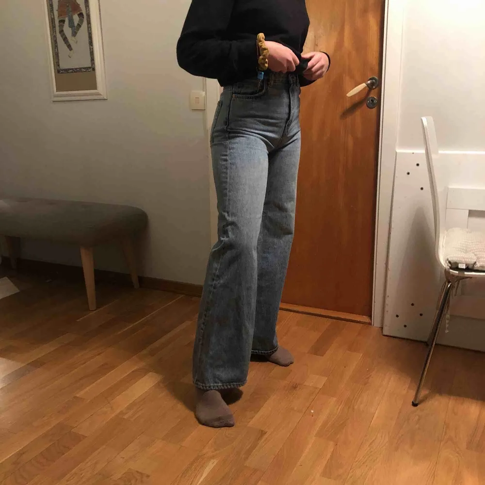 Blåa breda jeans från weekday, säljer för jag inte har använt dom tillräckligt mycket. Jag är 165 och dom är perfekt längd på mig!. Jeans & Byxor.