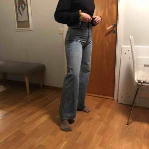 Blåa breda jeans från weekday, säljer för jag inte har använt dom tillräckligt mycket. Jag är 165 och dom är perfekt längd på mig!