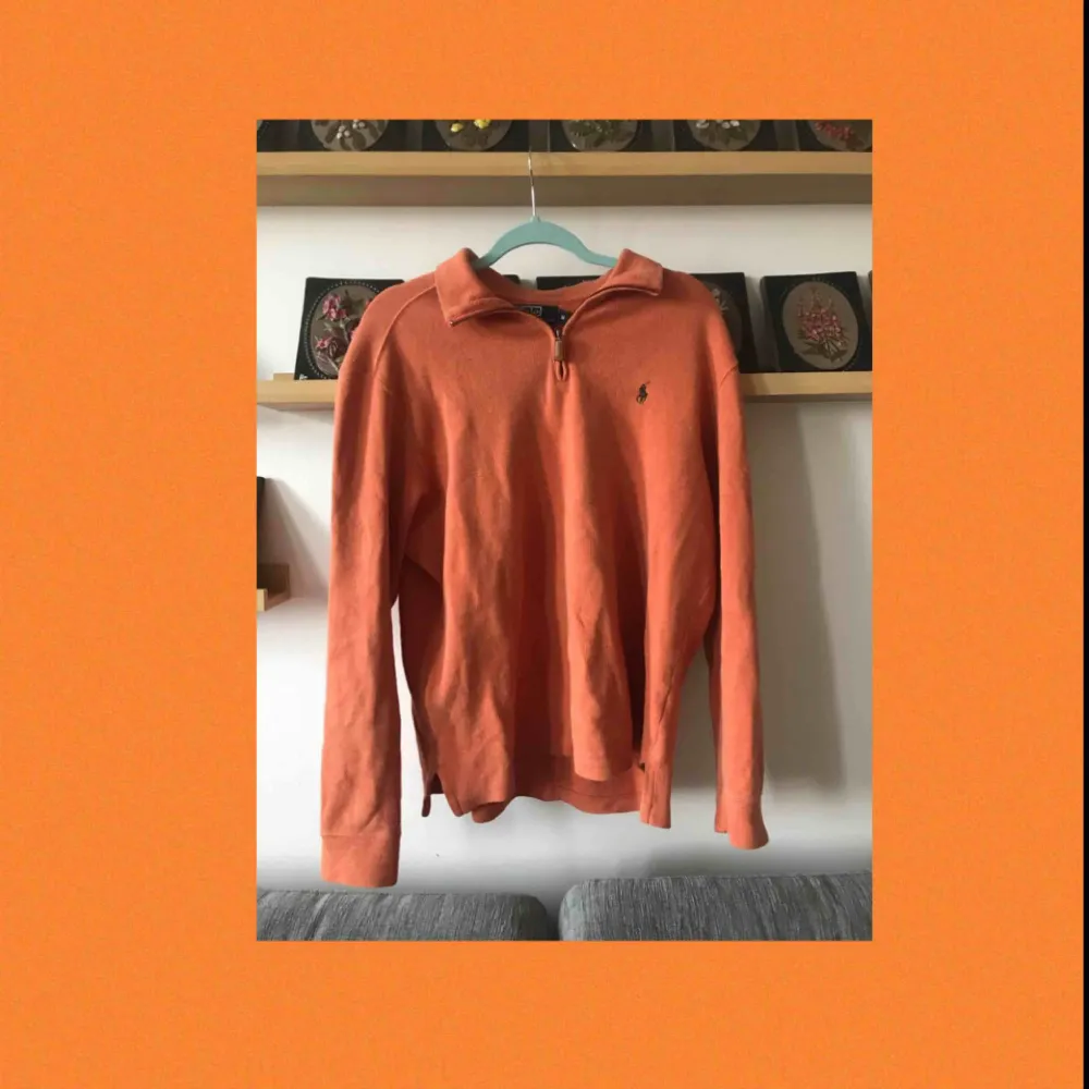 En jättemysig orange polo från Ralph Lauren! Färgen är lite urtvättad men annars i bra skick. Aldrig använd själv. Frakten ingår i priset!. Tröjor & Koftor.