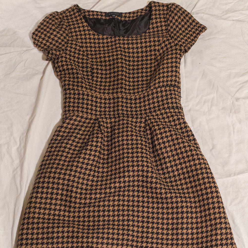 Vintageklänning i mjukt material, sidenlikt innerfoder Dragkedja i sidan Storlek 36. Klänningar.