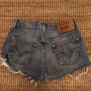  - Vintage Levis shorts! Strl 26-27. Kan mötas upp i Sthlm C eller posta, då står köparen för frakt🎈
