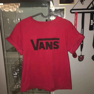  - Vans T-shirt. Storlek L i pojkemodell men passar som M på Dam Möts upp i Norrköping eller fraktas