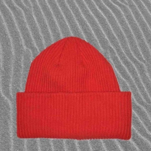  - Röd stickad mössa. H&M. Oanvänd. 