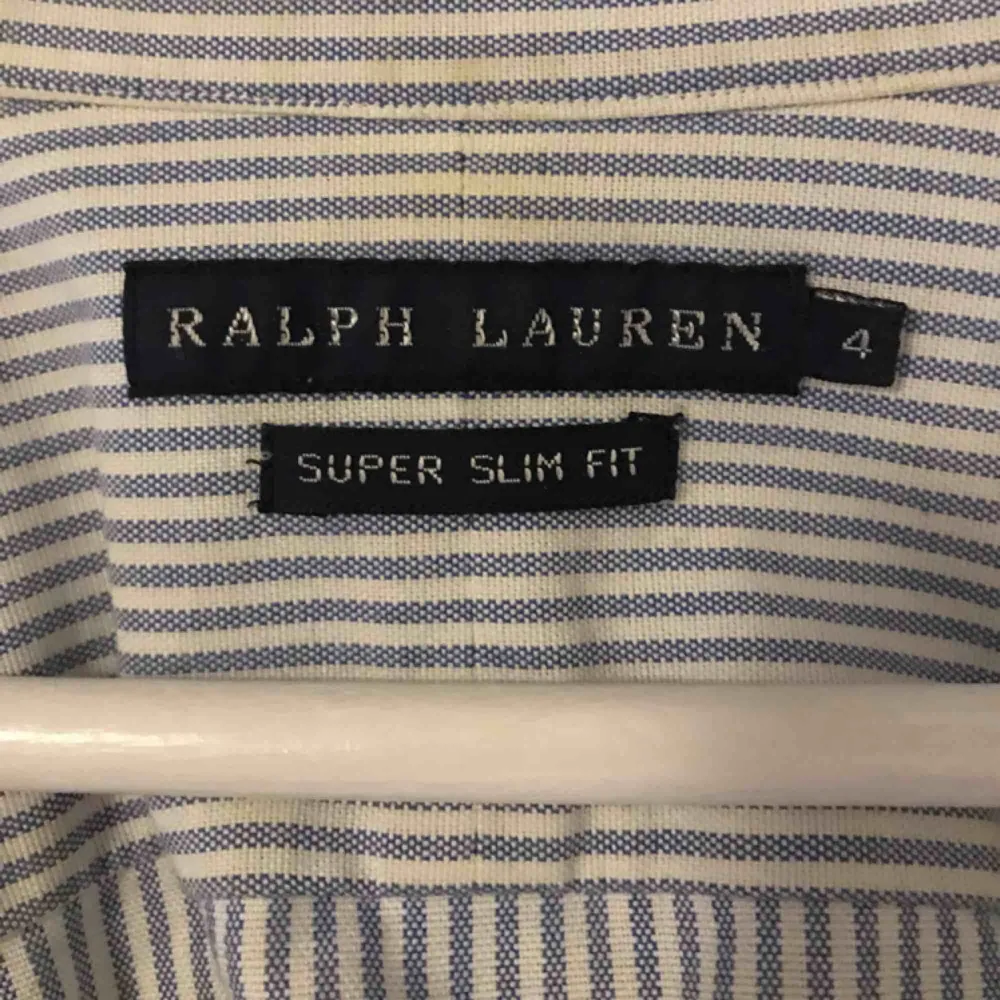 Ralph lauren skjorta. randig i blå och vit. Knappt använd, storlek 4 men som en s/XS. . Skjortor.