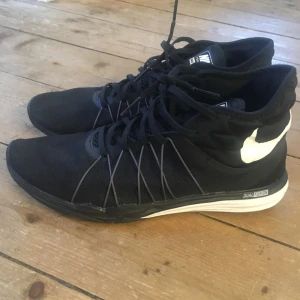  - Nike dual fusion hit skor, i bra skick! Använda ca 5 ggr. 