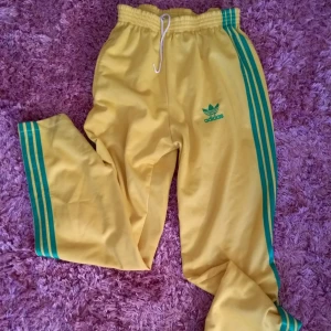  - Vintage Adidas i gult och grönt. I fint skick!!! Den sitter som en M med på lappen står det XXL :p