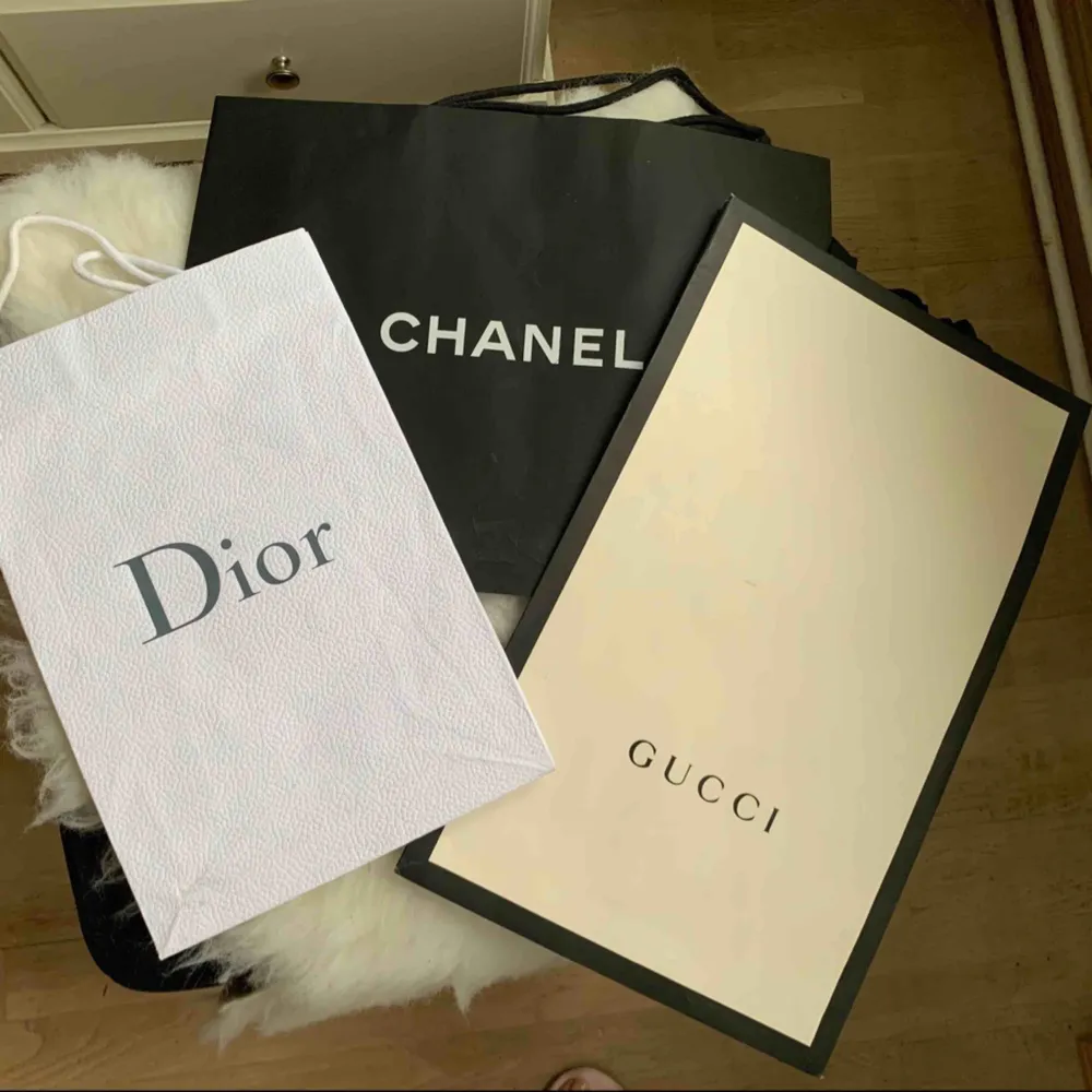 Papperspåsar, 60kr per styck, finns i Odenplan. Dior(såld), Gucci:25x38cm, Chanel(såld). Väskor.