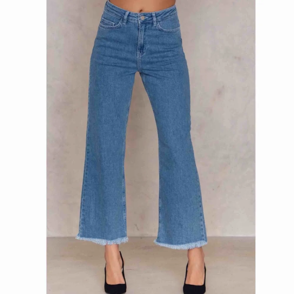 Ljusblå jeans i storlek 40 från NA-KD. Är i mycket fint skick men säljer p.g.a. fel storlek. Fraktar ej men möts upp och tar endast emot Swish-betalning.. Jeans & Byxor.