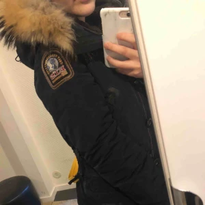 Parajumper jacka - FINT SKICK - KEMTVÄTTAD OCH REN Köpt för över 8500kr och säljs för 4000kr storlek xs men passar xs och s Pris kan diskuteras vid snabb köp