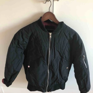  - Säljer min bomberjacka från Rut and Circle. Använd ca 2 gånger. Svart med vinröd insida, dragkedja och två fickor. Storlek S men stor i storleken!