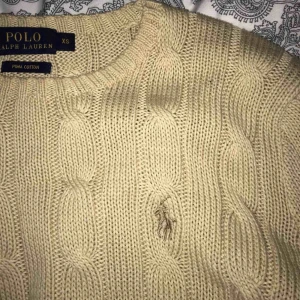  - En Ralph lauren tröja i nyskick, säljs då den inte kommer till användning. 
