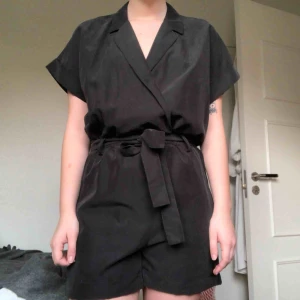  - Svart playsuit från H&M, storlek 38. Aldrig använd. Frakt tillkommer! 