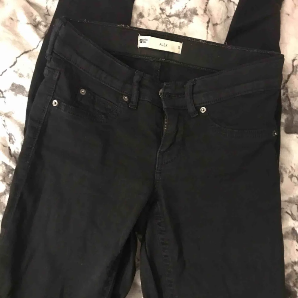 Helt vanliga svarta Alex jeans från GinaTricot. Kan frakta men då står köparen för frakten😊. Jeans & Byxor.