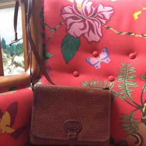  - Axelbandsväska i läder 