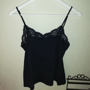  - Spetslinne från bikbok. Går inte ner i pris💫