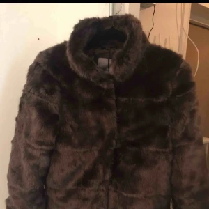  - Jacka från Vero Moda använd max 3 gånger. Storlek M men passar även S. Skit snygg och varm! 🤩❣️