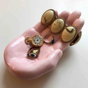  - *VINTAGE ARMBAND= SÅLD  *ÖGONRING: 20 kr  *GULDUR (ej fungerande batteri) utan kedja: 15 kr *BLÅ RING: 10 kr  Frakt går på ca 10 kronor🔥