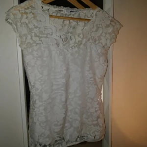  - Spets topp från gina.