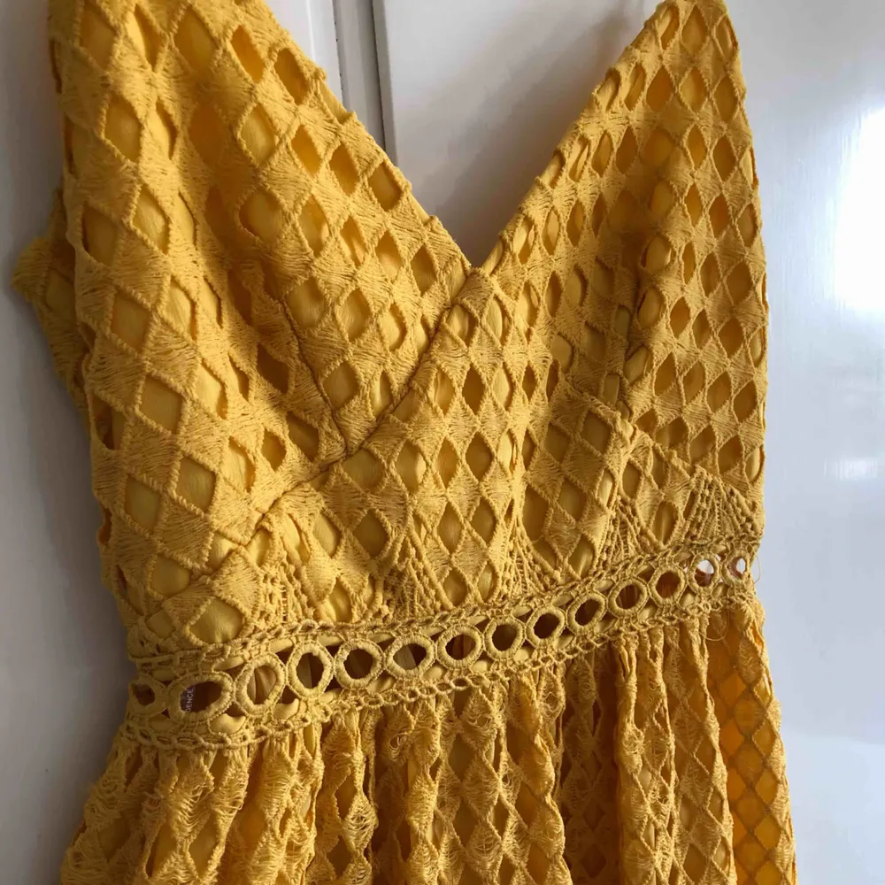 Världens finaste gula klänning, använd 1 gång, köptes för 800kr på Asos. Spagettiband, broderat material. Perfekt till bröllop, examen eller finare fest! Är i toppskick!. Klänningar.