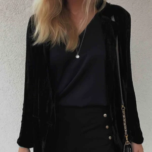  - Blazer i sammet från Zara. Frakt 40kr tillkommer.