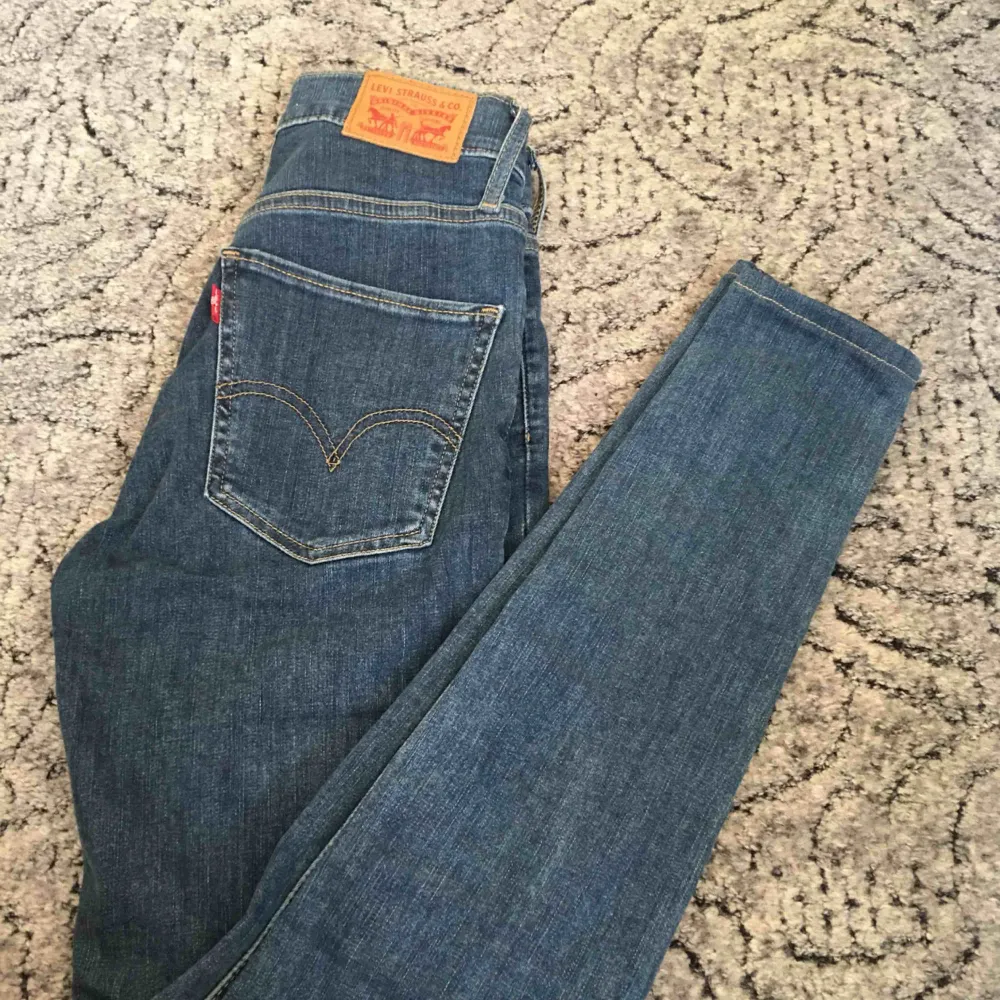 Levi’s jeans i modellen Mile high super skinny köpta på Jc. Storlek: 24  Endast använd ett fåtal gånger. De passar mig som är 156 cm. . Jeans & Byxor.