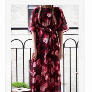  - HELT NY KLÄNNING FRÅN NA-KD. Super fin, luftig, blommig, avslappnad sommar/vår klänning Aldrig använd- lapp finns fortfarande kvar. Skönt och svalkande tyg. Har ett band i midjan. Kom gärna med eget pris som du skulle vilja ge 🌹